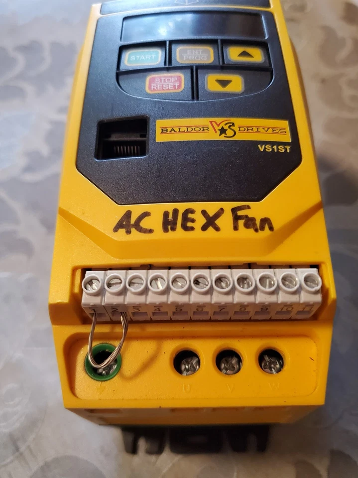 Inversor Baldor VFD modelo VS1ST21-0 1HP 230-240V (unidad obsoleta Balfor) Foto 3 de 4