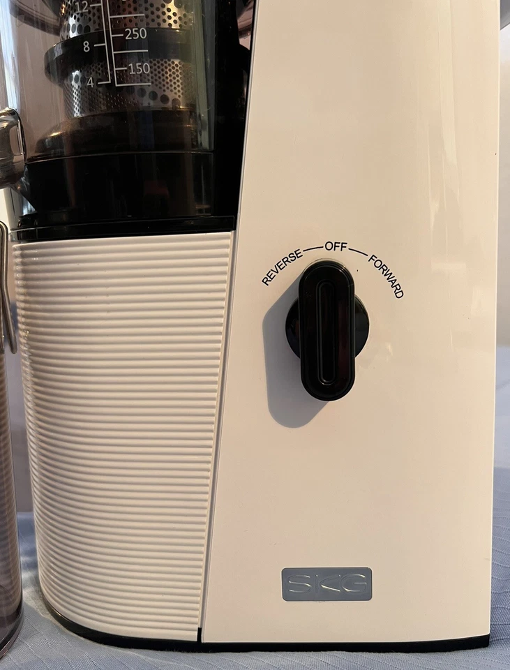 Exprimidor de masticación lenta SKG canal ancho prensa en frío modelo A10 usado en excelente estado Foto 2 de 4