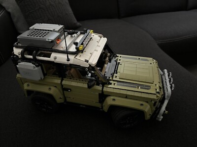 LEGO TECHNIC: Land Rover Defender (42110), mit Frontschutzbügel und Flutlicht!