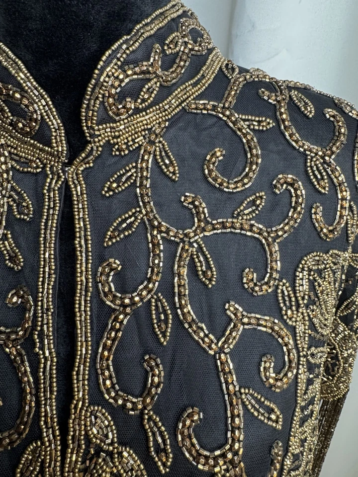 Capa para mujer totalmente con cuentas en color dorado, chaqueta Foto 3 de 4