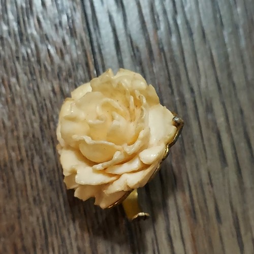 Vtg Gold tone Carved Beige ROSE Shape Ring 1.25" across flower - Picture 5 of 8