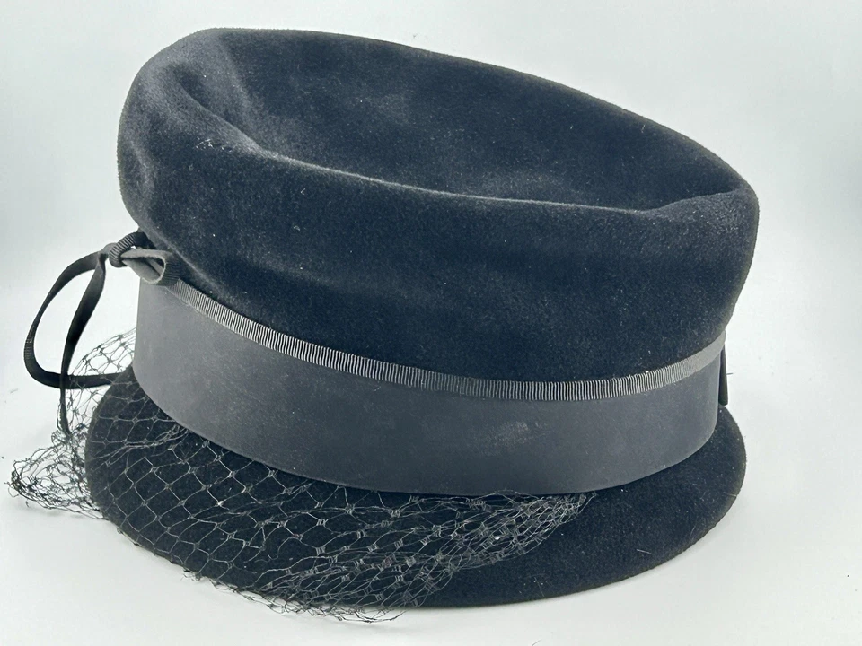 Sombrero de cóctel Mid-Century negro velado Union Made Italia años 50 63/4′′ Foto 3 de 4