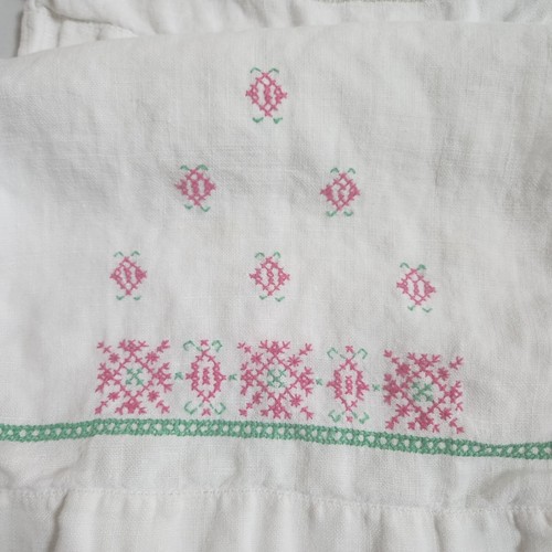 Vintage Pair Folk Art Linen Embroidered Cross Stitch Fingertip Hand Tea Towels - Picture 2 of 12