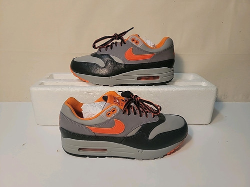 NIKE HOMBRE AIR MAX 1 SP HUF ANTRACITA/NARANJA/GRIS HF3713-001 TALLA: 6.5/WMN-TALLA:8 - Imagen 2 de 11