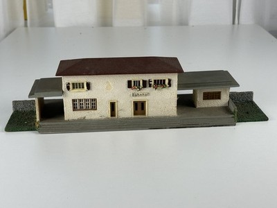 Faller H0 102 Gebäude Fertigmodell Bahnhof ca. 40 x 9 x 11 cm.  Zustand siehe Fo