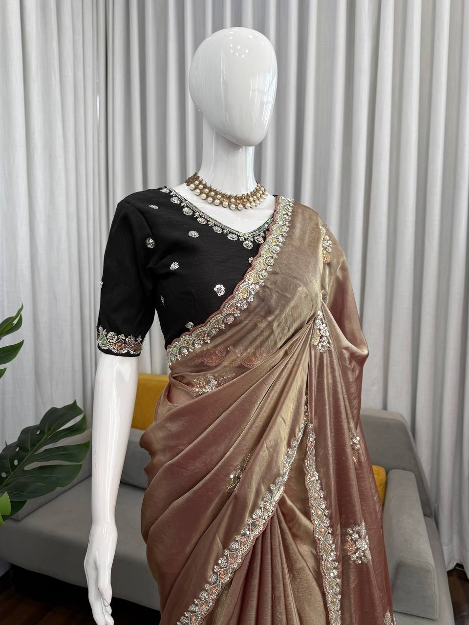 Exclusive Look Fendy Silk Brown Saree With Blouse For Festival Wear thumbnail 3