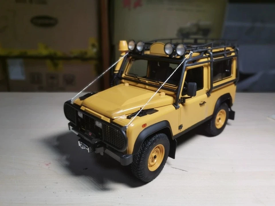 Kyosho Land Rover Defender 90 Yellow 1:18 Model Car - Immagine 3 di 4