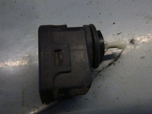 Stellmotor Scheinwerfer LINKS 1J0941295C VW POLO (6N2) 1.4 16V