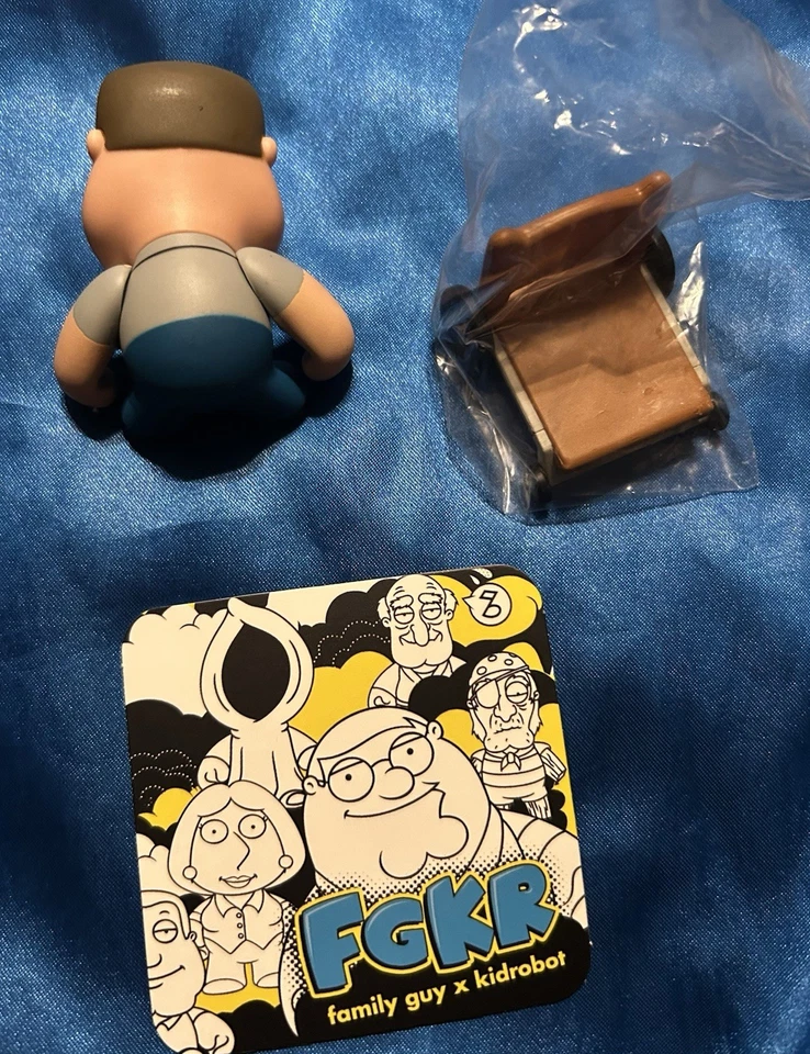 Kidrobot Family Guy Mini Serie 1 - Joe Swanson 1/16 con Accesorios y Caja Foto 4 de 4