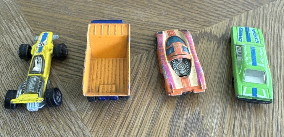 Lote de 4 Carros Inclui Hot Wheels Porsche 917 (P-917) Preto Parede Laranja, Fórmula - Imagem 2 de 4