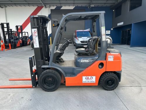 Toyota 32-8FG25 2.5t Container Mast 4.5m, S/S LPG / Petrol Counterbalance - Picture 4 of 10