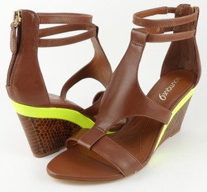 sandália anabela marrom