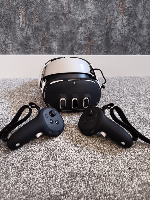 Meta Quest 3 Standalone VR Headset 128GB with Controllers White