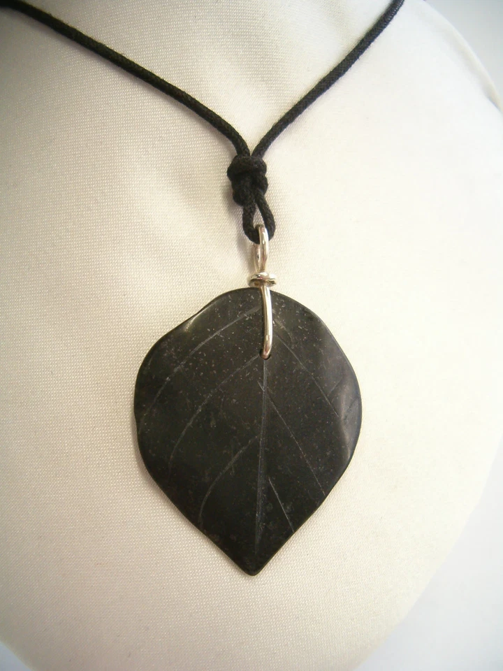 Ciondolo con Foglia in GIADA naturale e ARGENTO 925 - pendente pietra dura - - Immagine 2 di 3