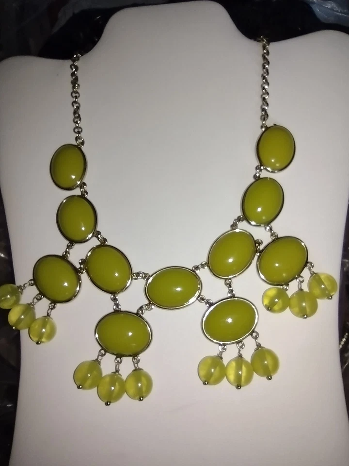 COLAR TRINA TURK ROBUSTO TOM DOURADO GRANDE DECLARAÇÃO VERDE OLIVA 14 Polegadas - Imagem 2 de 4