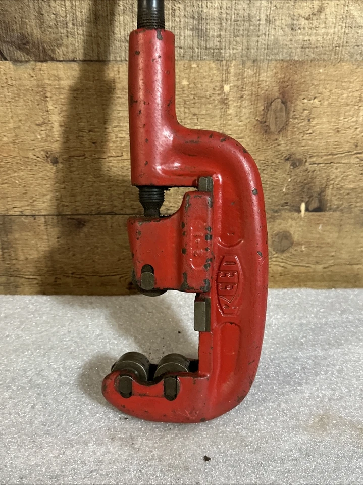 REED MFG CO  2-1  Pipe Cutter Cuts 1/2-2" pipe. Made In USA - Image 2 of 4