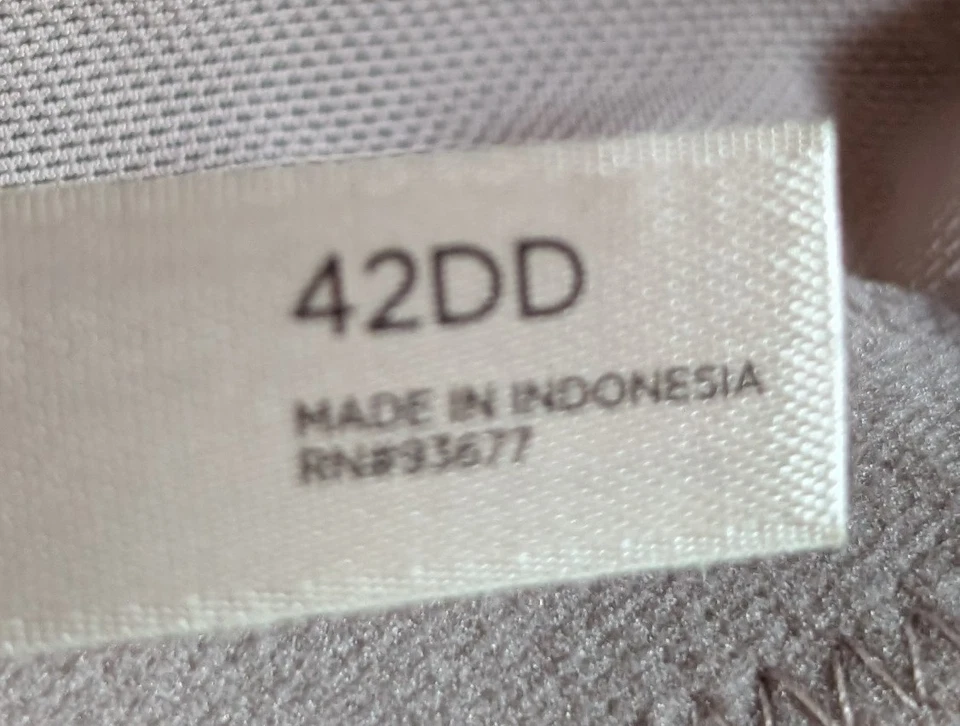 Sujetador acolchado gris con detalles de encaje negro Foto 2 de 2