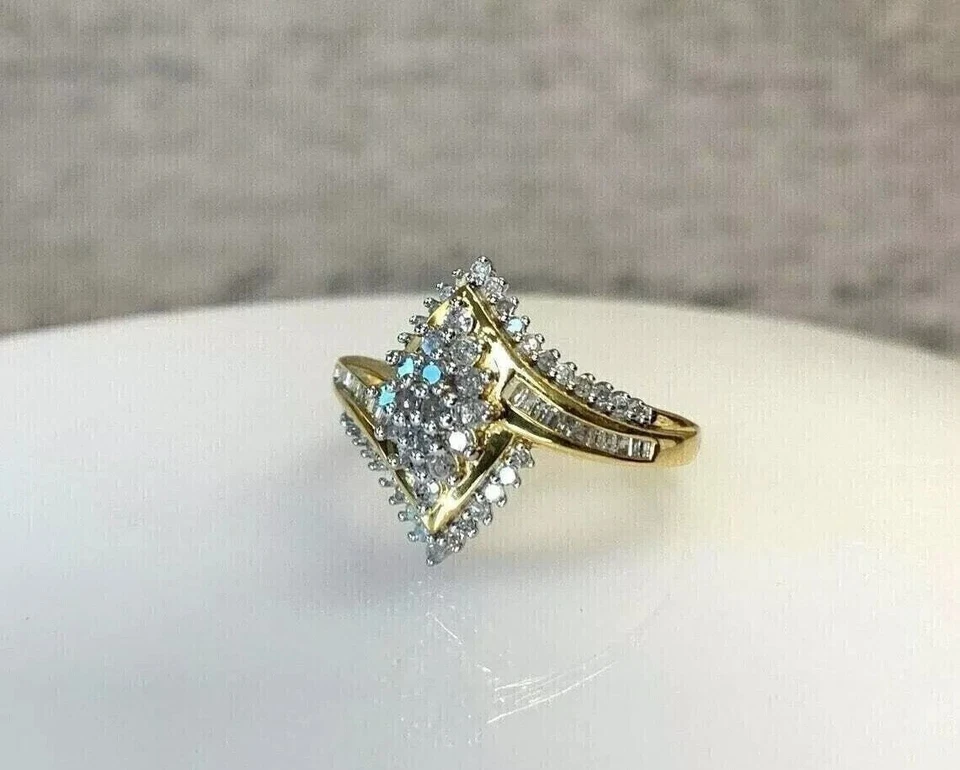 Alianza con racimo de diamantes simulados de corte redondo de 2,00 quilates enchapada en oro amarillo de 14 k Foto 3 de 4