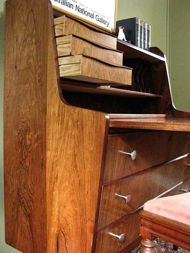 RETRO MID CENTURY ROSEWOOD 6 DRAWER DESK WITH PULL OUT WRITING SURFACE. c1960s - Picture 8 of 15