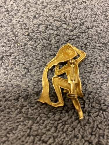 Egyptian Unsigned Toga Wine Pouring Brooch Pin - Picture 3 of 3