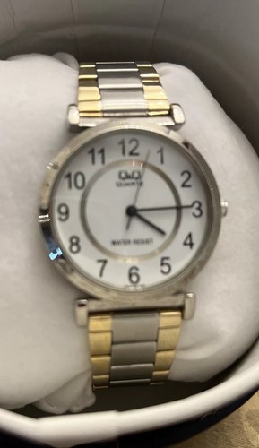 NEW Q&Q Watch Easy to Read White Dial Two Tone Linked Band WATER RESISTANT - Picture 5 of 6