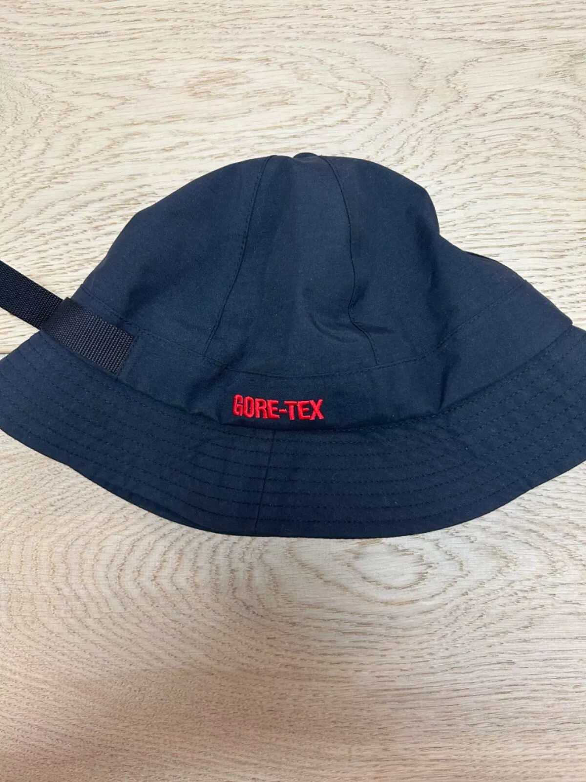 CHAPEAU CLOCHE NOIR SUPRÊME GORE TEX / S M / SS21 / 100% AUTHENTIQUE
