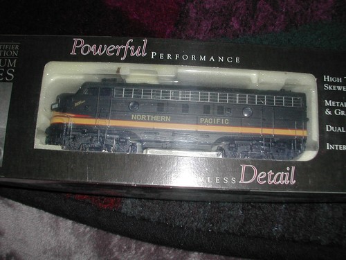 MRC FA7 Northern Pacific #6015A Locomotive