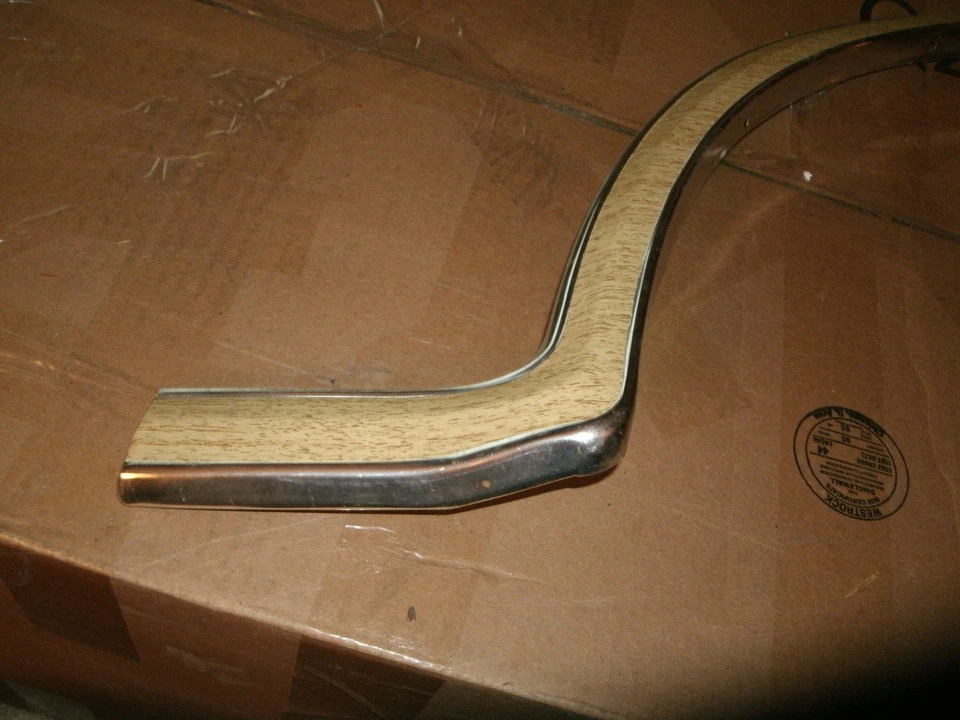 NOS 1981 82 83 MERCURY LYNX WAGON FRONT FENDER WHEEL LIP MOULDING RIGHT HAND Foto 2 de 4