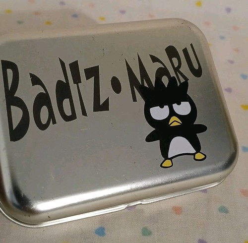 Vintage 1996 Sanrio Badtz Maru Pinguin Hana Maru Siegel Miniatur Etui Dose 3" - Bild 2 von 12