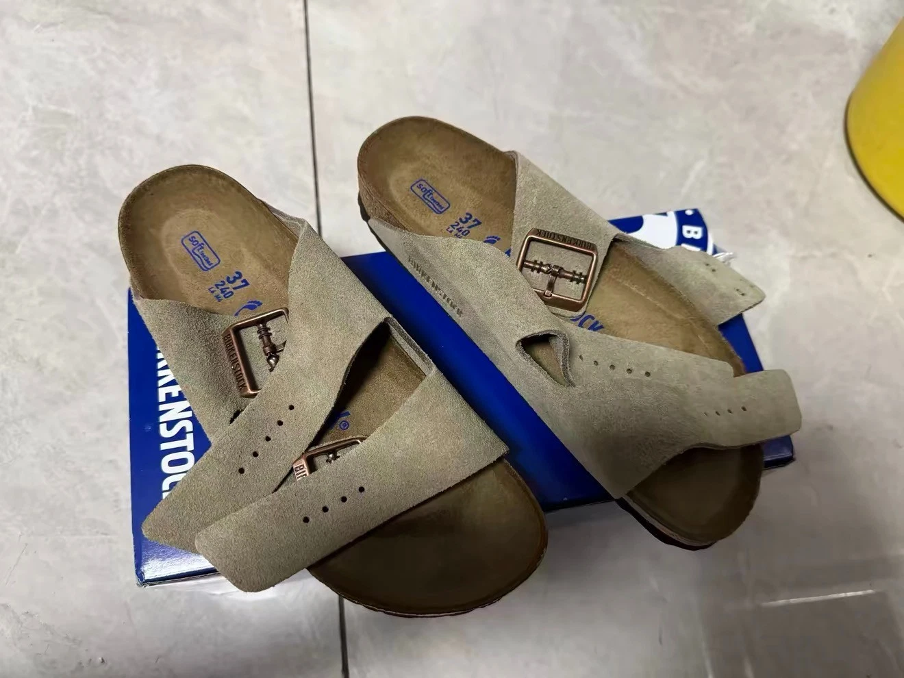 Birkenstock Arizona Soft Footbed Suede Leather Unisex EU37-45 Taupe sandals