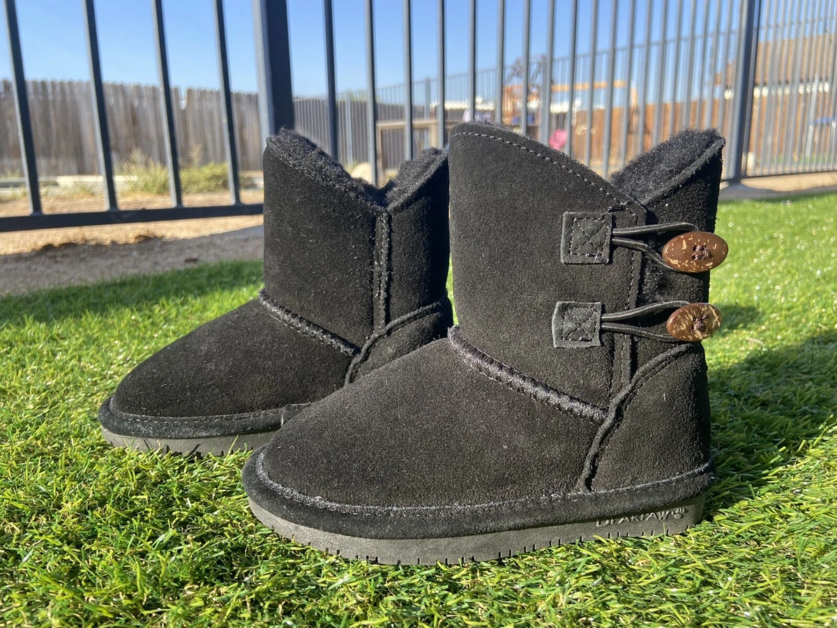 Bearpaw boots with shop bows on back