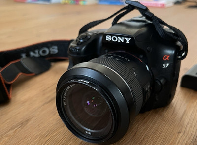 Sony Alpha 57 DSLR-Kamera Schwarz mit 18-55mm