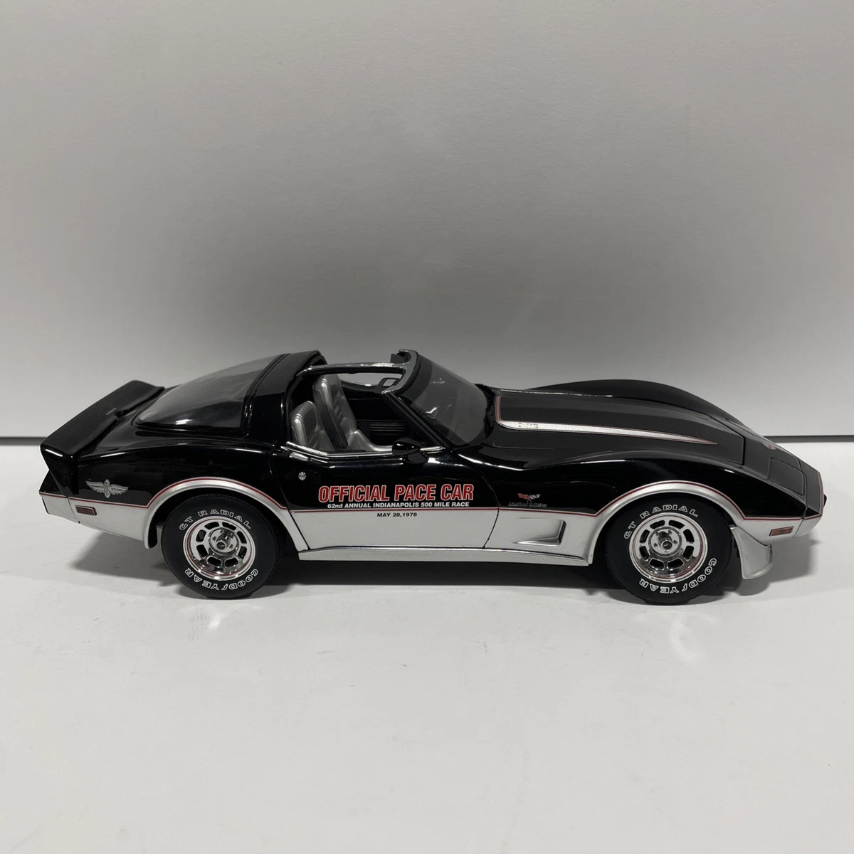 UT Chevrolet Corvette Contemporary Manufacture Diecast Cars for