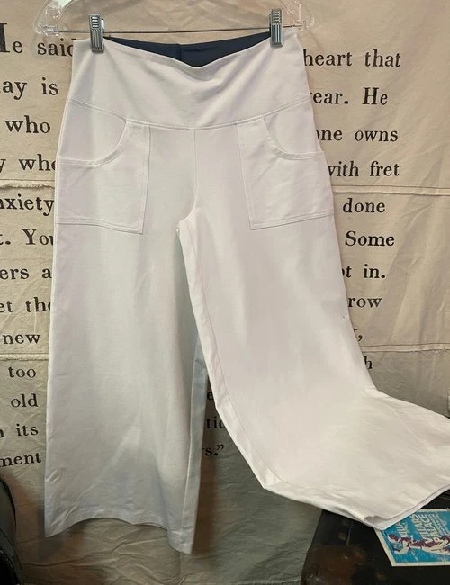 Women with Control White Tummy Control Gaucho Pants Knit XS New