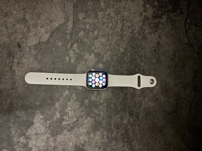 Apple Watch SE 40mm Gold Aluminum Case with Wrist Strap GPS