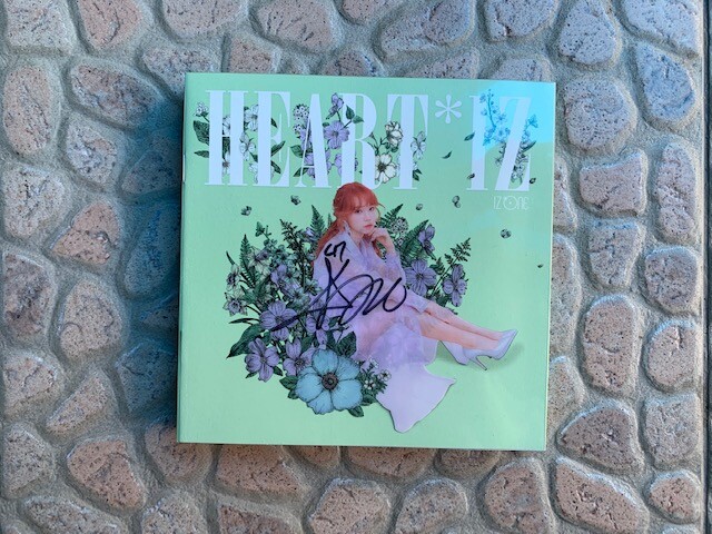 HEART*IZ IZ*ONE 宮脇咲良サイン入り アルバム 直筆サイン入り 宮脇咲良 heart*iz Violeta ver アルバムCD IZ*ONE