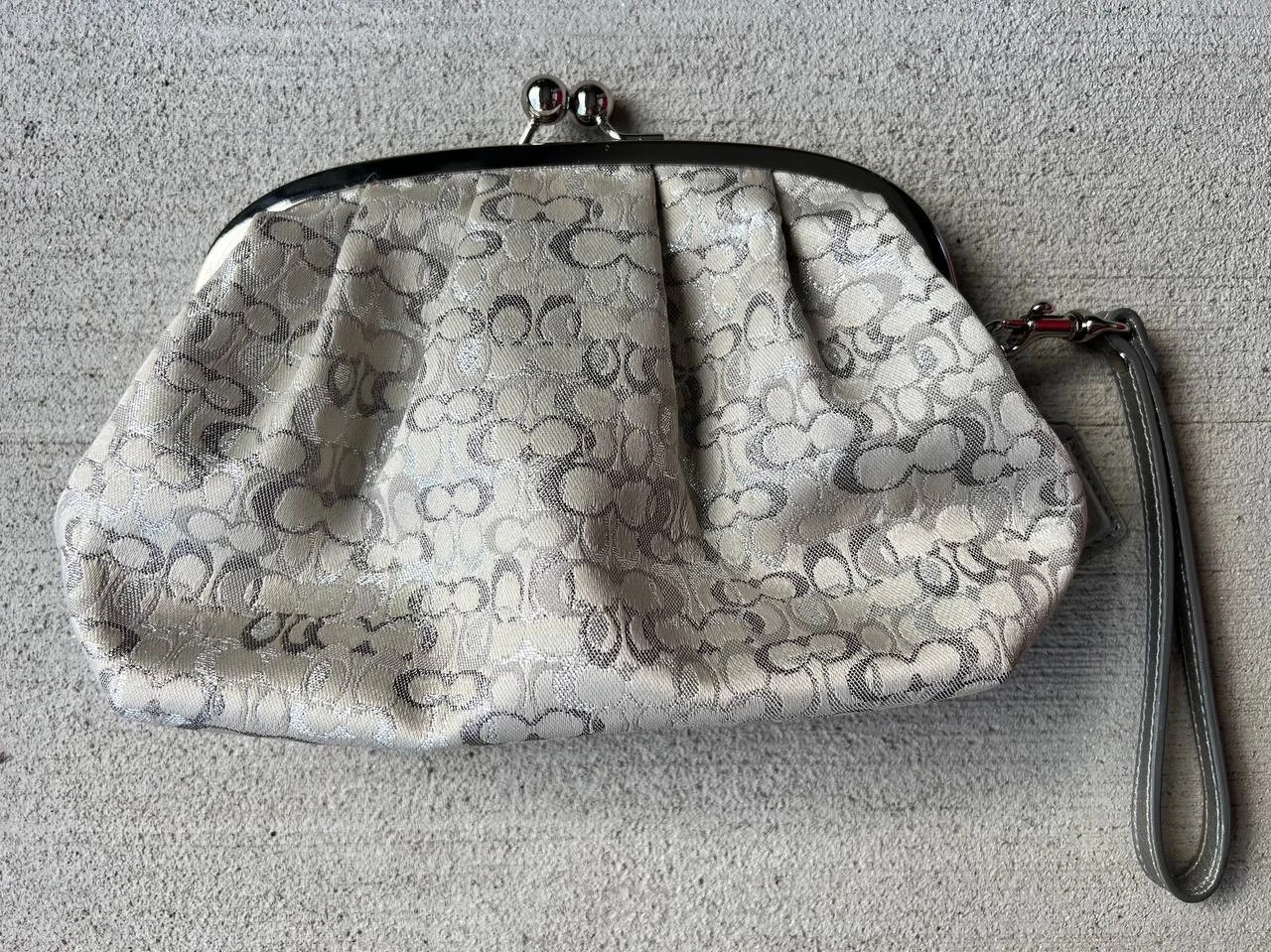 Borsa pochette da polso Coach Silver Signature Jacquard Kisslock 21 cm