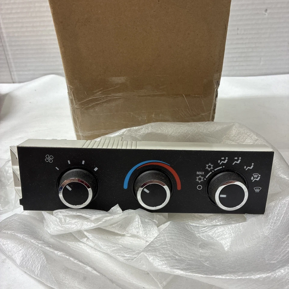 GM Original Equipment HVAC Control Panel - Image 2 of 2