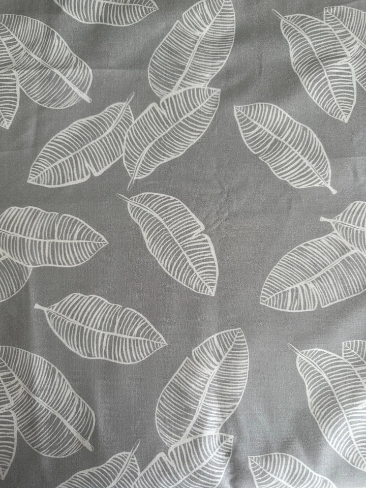 TELA ALGODÓN HOJAS PLUMAS blanco sobre gris, flor cuchara, en stock 1 yarda 12 pulgadas corte Foto 3 de 3