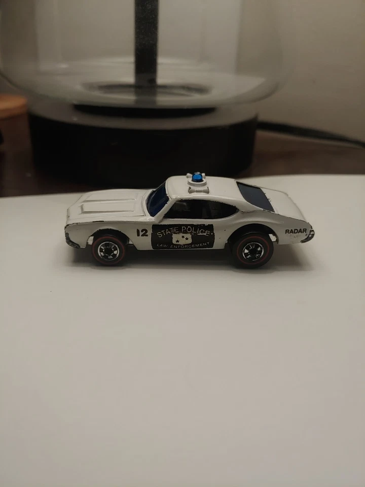 Hot Wheels Redline 1975 Police Cruiser Olds 442 base de plástico policía estatal  Foto 2 de 4