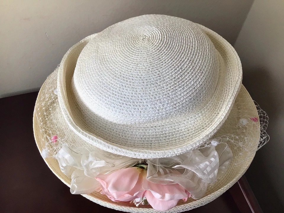 Sombrero de mujer Lé Chea Derby cinta tejida marfil malla rosa Foto 3 de 4