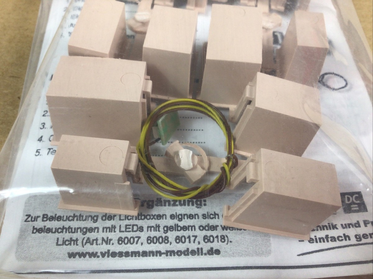 Viessmann 6005 House Lights Start- 12 Piece Box Set With 1 LED