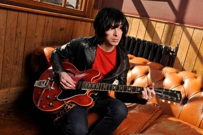 Portrait of musician Barrie Cadogan with his Gibson cherry red 196- Old Photo 3