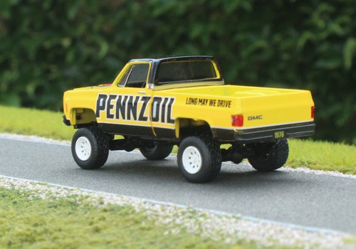 1/64 M2 Machines Custom 1976 GMC Sierra Grande 15 4x4 Pulling Truck Squarebody - Picture 2 of 10