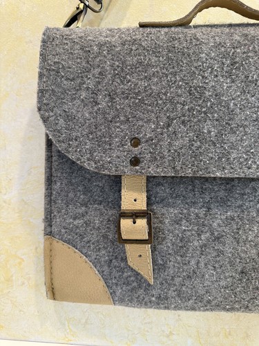 Laptoptasche aus grauem Filz mit beigem Leder von ETOI DESIGN - Bild 6 von 17