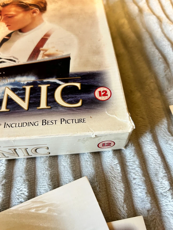 Titanic VHS box set collector cards and film cell Foto 4 de 4