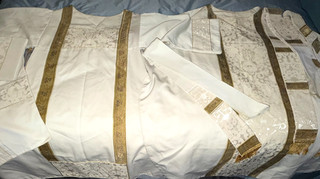 7 PC CATHOLIC WHITE IVORY DAMASK & GOLD PRIESTS CHASUBLE & DEACONS DALMATIC SET