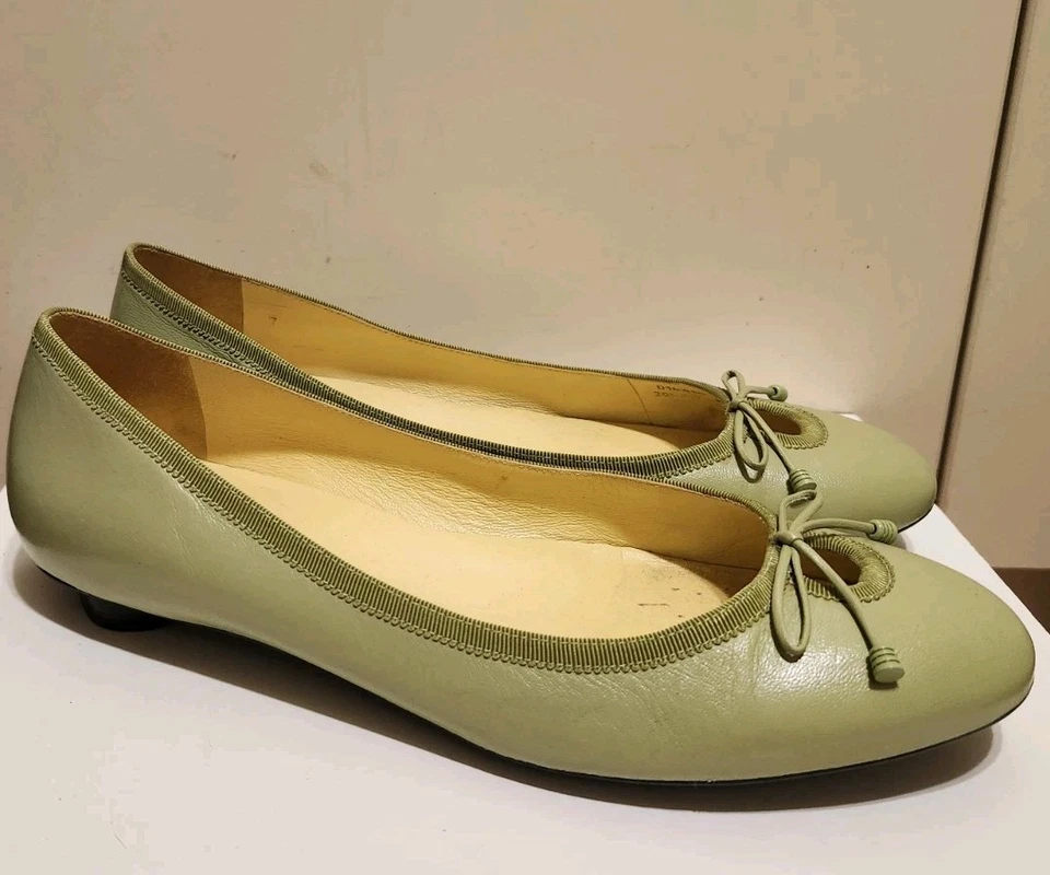Cole Haan Light Green Leather Ballet Flats w/Keyhole &Tiny Bow Sz.7.5 Ret. $249 - Image 3 of 4
