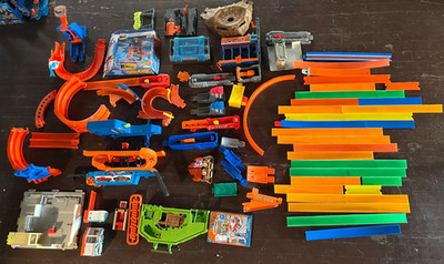 Hot Wheels & Matchbox Lot of 70 pieces old & new track launchers clips gas stati