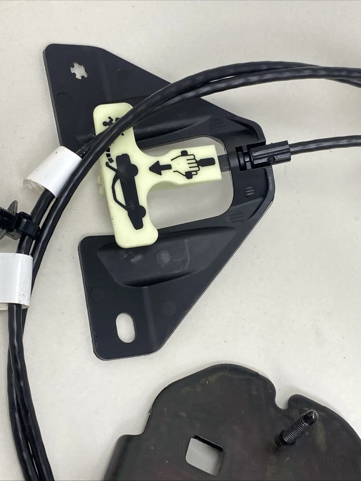 Cadillac STS 2005-2010 bloqueo maletero trasero pestillo golpeador cable liberación mango OEM Foto 3 de 4